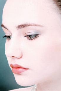  ��ױ����һ�������� ʢ��24Сʱ���۾���  