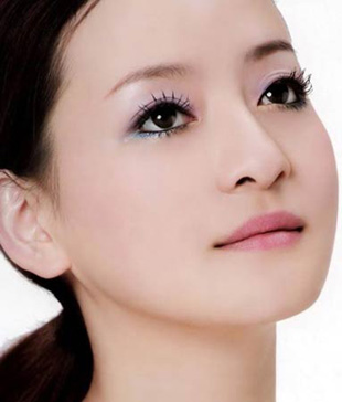 6�����Բ�ױ�����һ����Ů