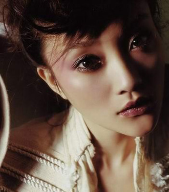 6�����Բ�ױ�����һ����Ů