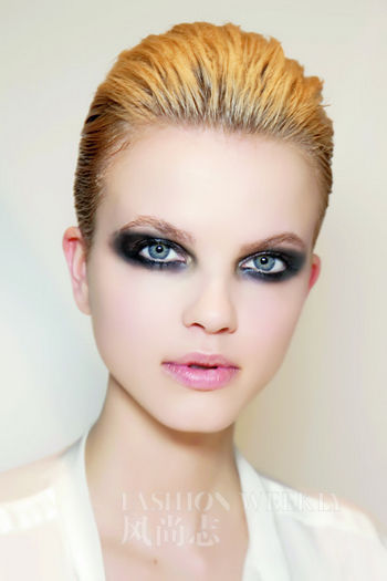 ǿ�ҵĶԱ���ͫ���Ե�ͨ͸��Ө