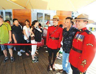 �������磬���ô��ﾯ��ŵ����һ���ͻݸ������������οͺ�Ӱ